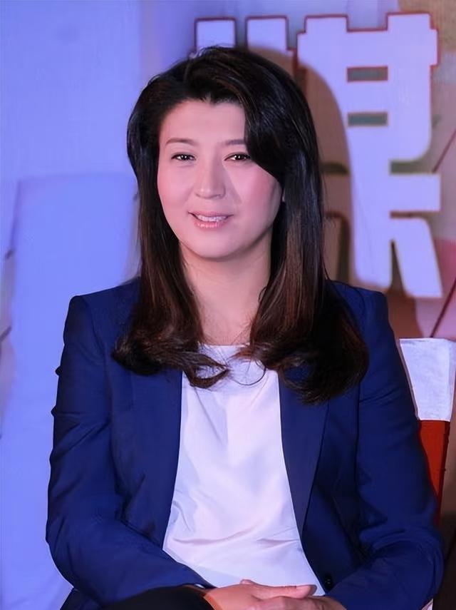 拔萝卜带出泥，学历还没查清，闫学晶又迎噩耗！多位大V锤她恐坐牢，事态越来越严