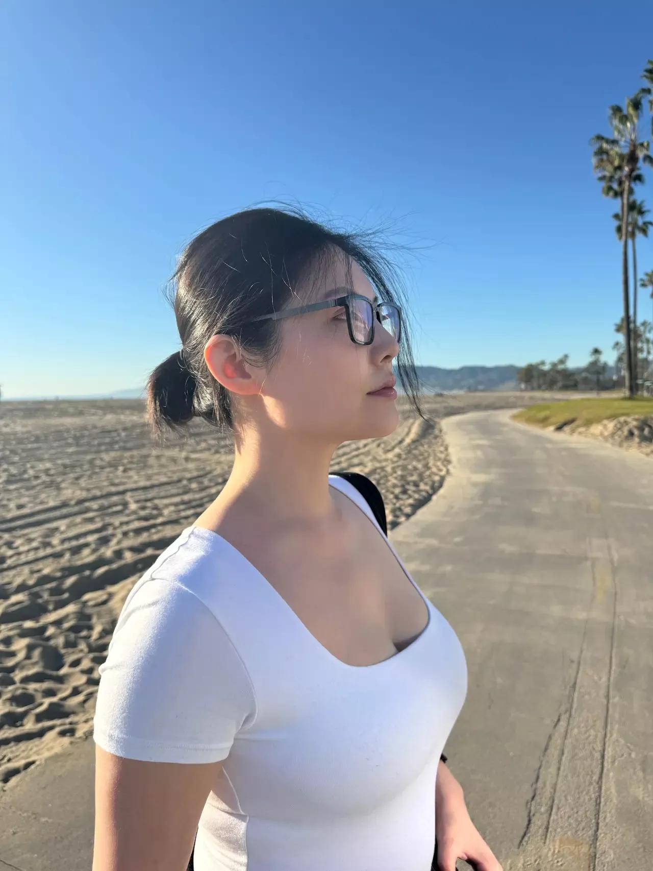 婚后的徐冬冬身材一如既往的好，气质上也更加成熟知性了。曾几何时，她是广大男网友的