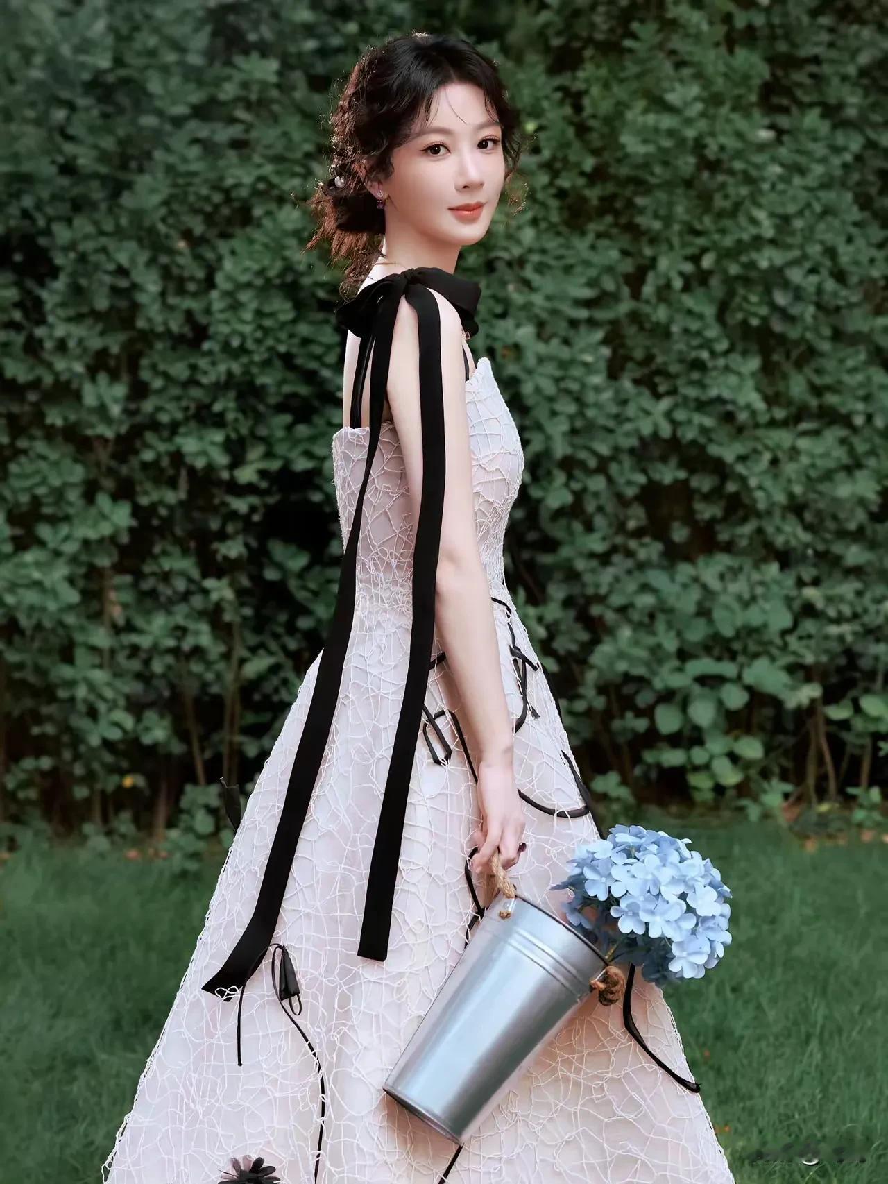 杨紫新妆造惊艳全网，化妆师思梦功不可没。摒弃了以往厚重的妆感，换上简约干净的淡颜