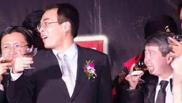 网传一场车祸扳倒天上人间？2004年，"天上人间"大老板覃辉，开车出了事故。