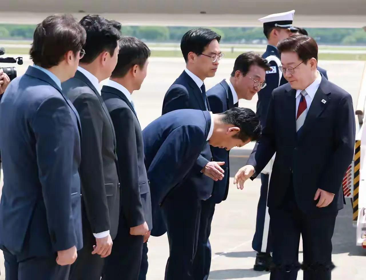 李在明结束欧洲访问返回韩国，国务总理金珉锡，共同民主党党首郑清来，院内代表韩炳道