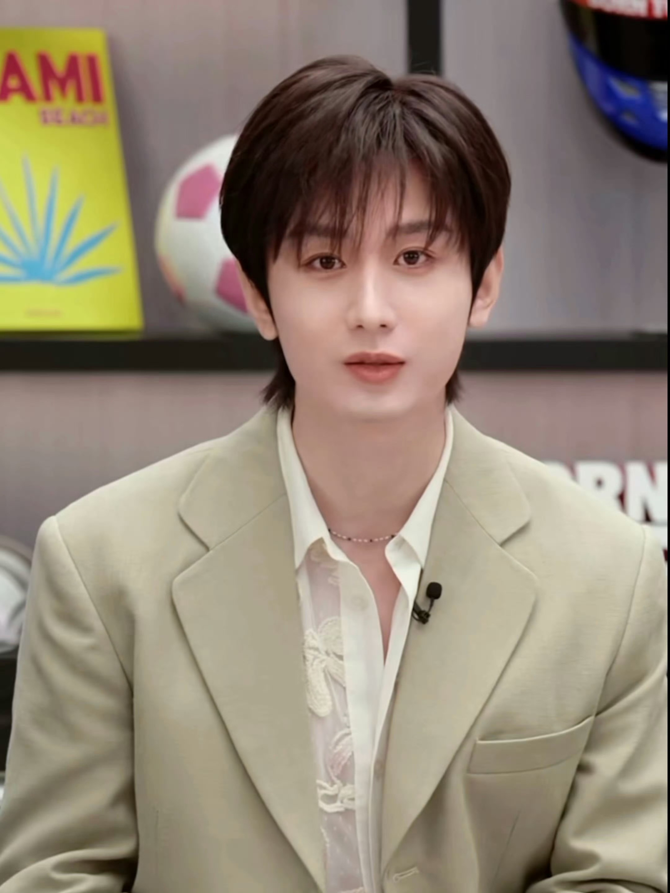 成毅今天腕表品牌直播生图来了！狼尾的发型好帅气好高贵