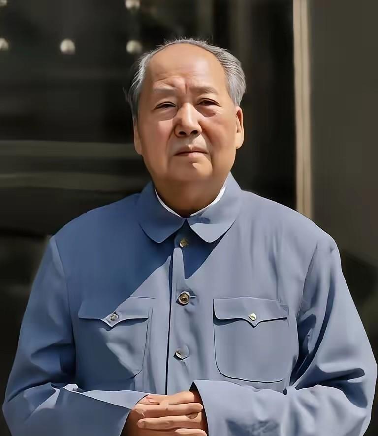 毛主席案头总放着《资本论》《列宁选集》，上面写满了批注，在批注里写“理论要联系实