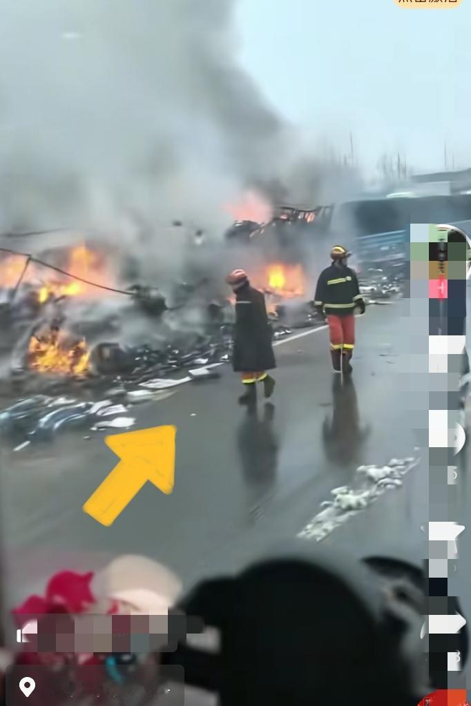 刚刷到南阳唐河的现场视频，浓烟滚滚火光冲天，消防员已经冲上去了，看着都揪心！