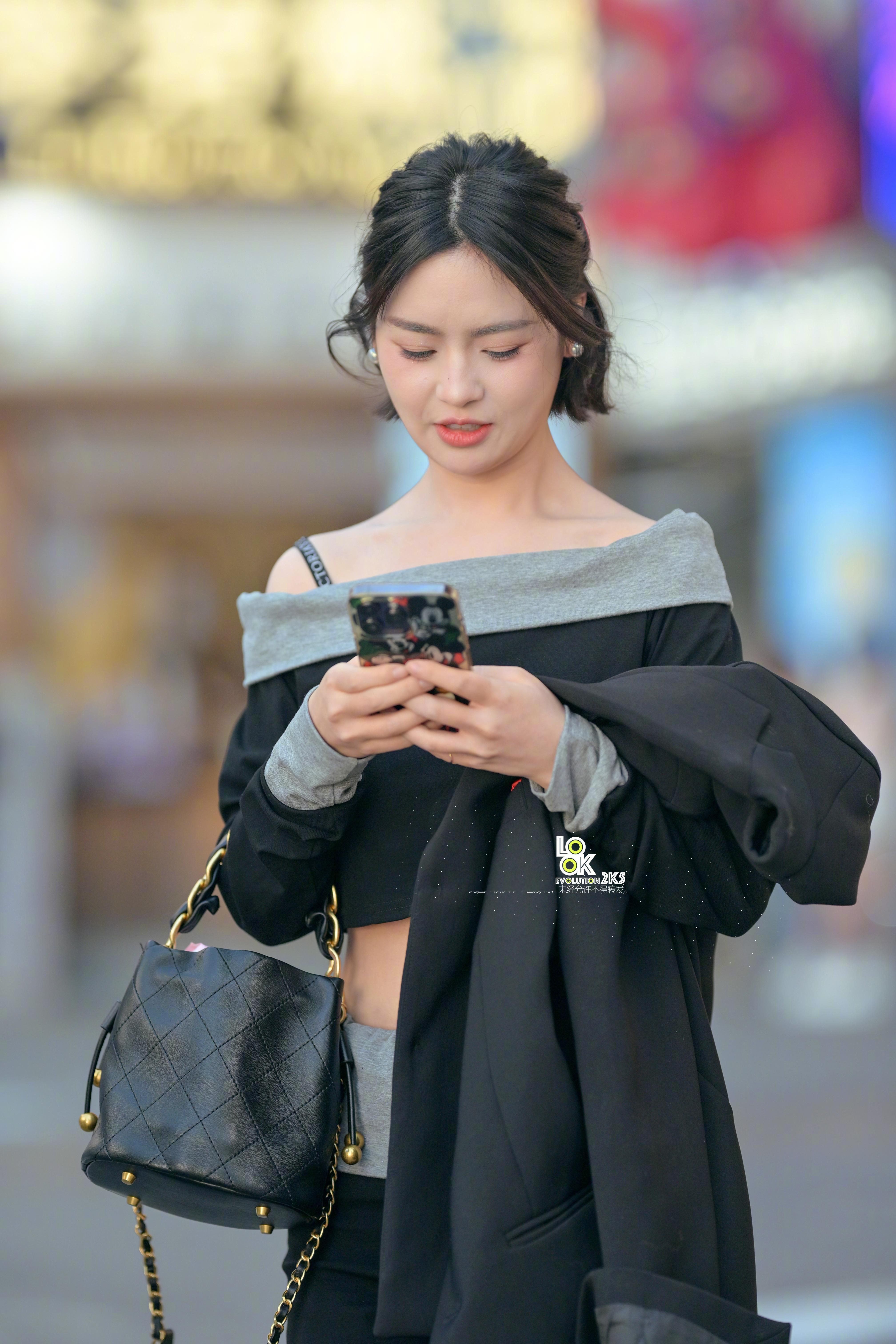 手机那边一定是传来的好消息！