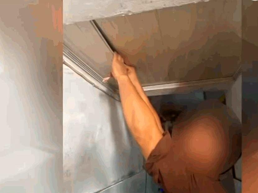 不砸门不撬锁，照样把钱摸走。宁波李阿姨回看监控才知道，邻居赵某凌晨四点用硬卡片
