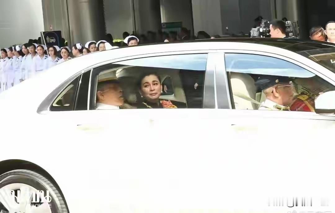 泰国王痛失长女后首露面！神情悲伤饱含泪水，诗妮娜贵妃哭的厉害