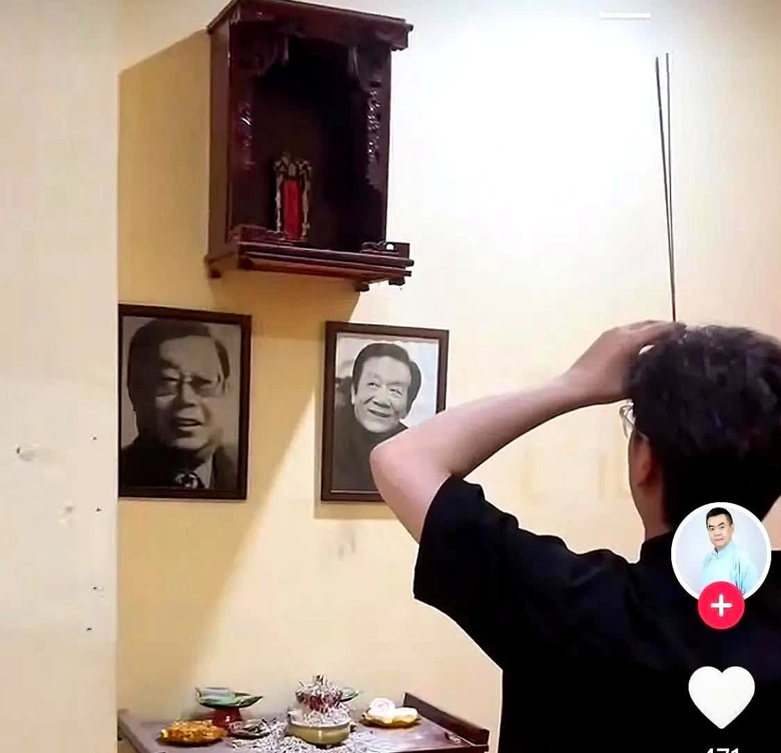 赠郭德纲流量？某网络大V爆料称，张伯鑫在后台供奉相声鼻祖东方朔、恩师高英培以