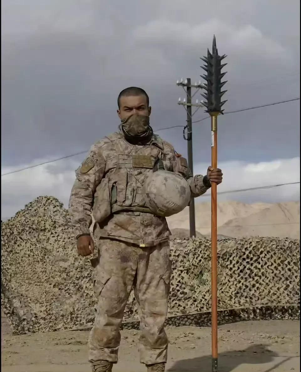 又发明了新武器。有点霹雳火秦明的味道。不过这个战士拿这个武器真般配，身材魁梧