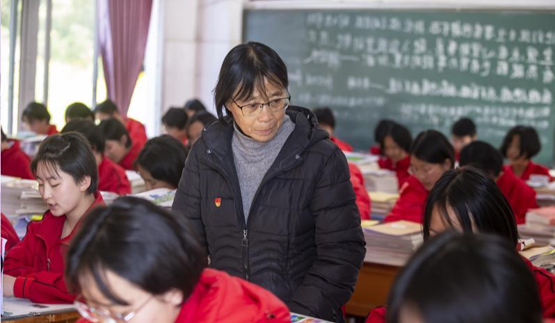 女学生婚后回母校捐款，张桂梅怒斥“滚出去”！ 最可贵的就是尊严！张老师懂得女