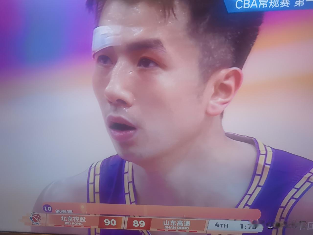 山东高速太难了，客场对阵北京北控，最后1分半的时候，两队相差1分，三名裁判在场上