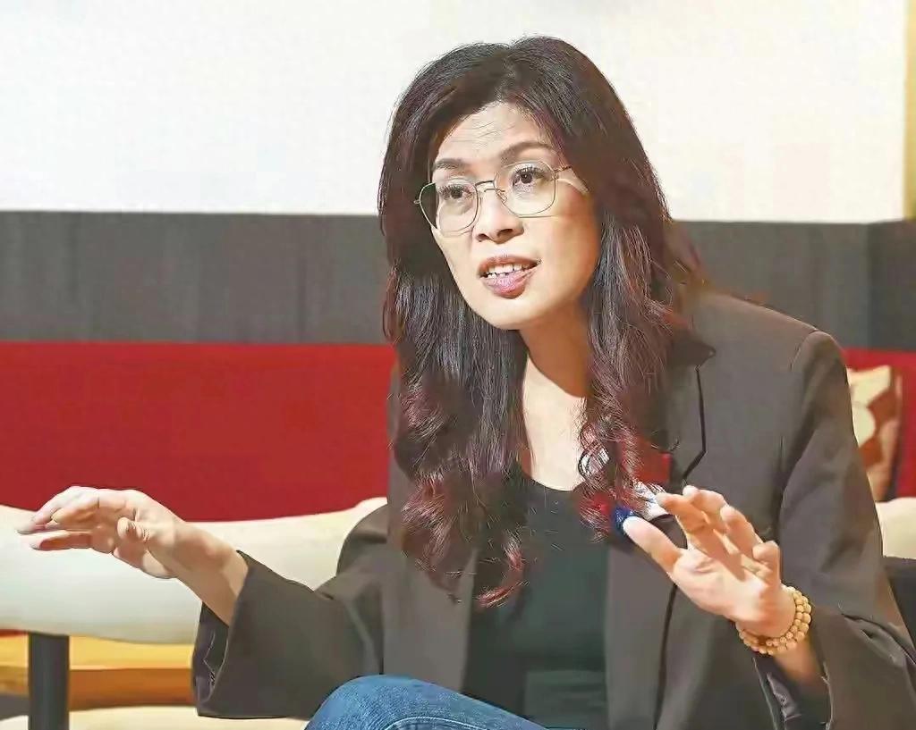 起风了，郑丽文已与柯文哲、黄国昌碰面，第二个黄珊珊或已出现！台岛政坛最近可真