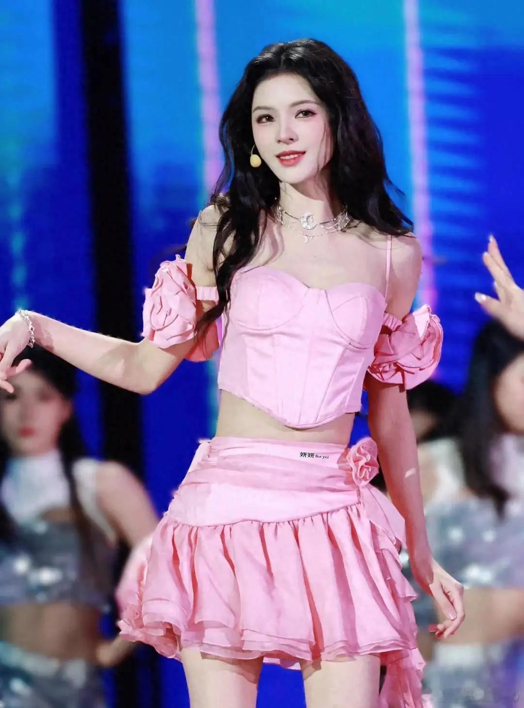 湖南卫视2026春晚阵容官宣，引发热议。往年大咖云集的场面不见，名单中熟面孔寥寥