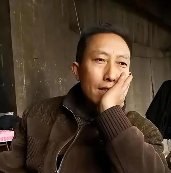 2008年，四川遂宁一个男子放弃家庭，住进了桥洞里，只为专门研究彩票，他每天要喝