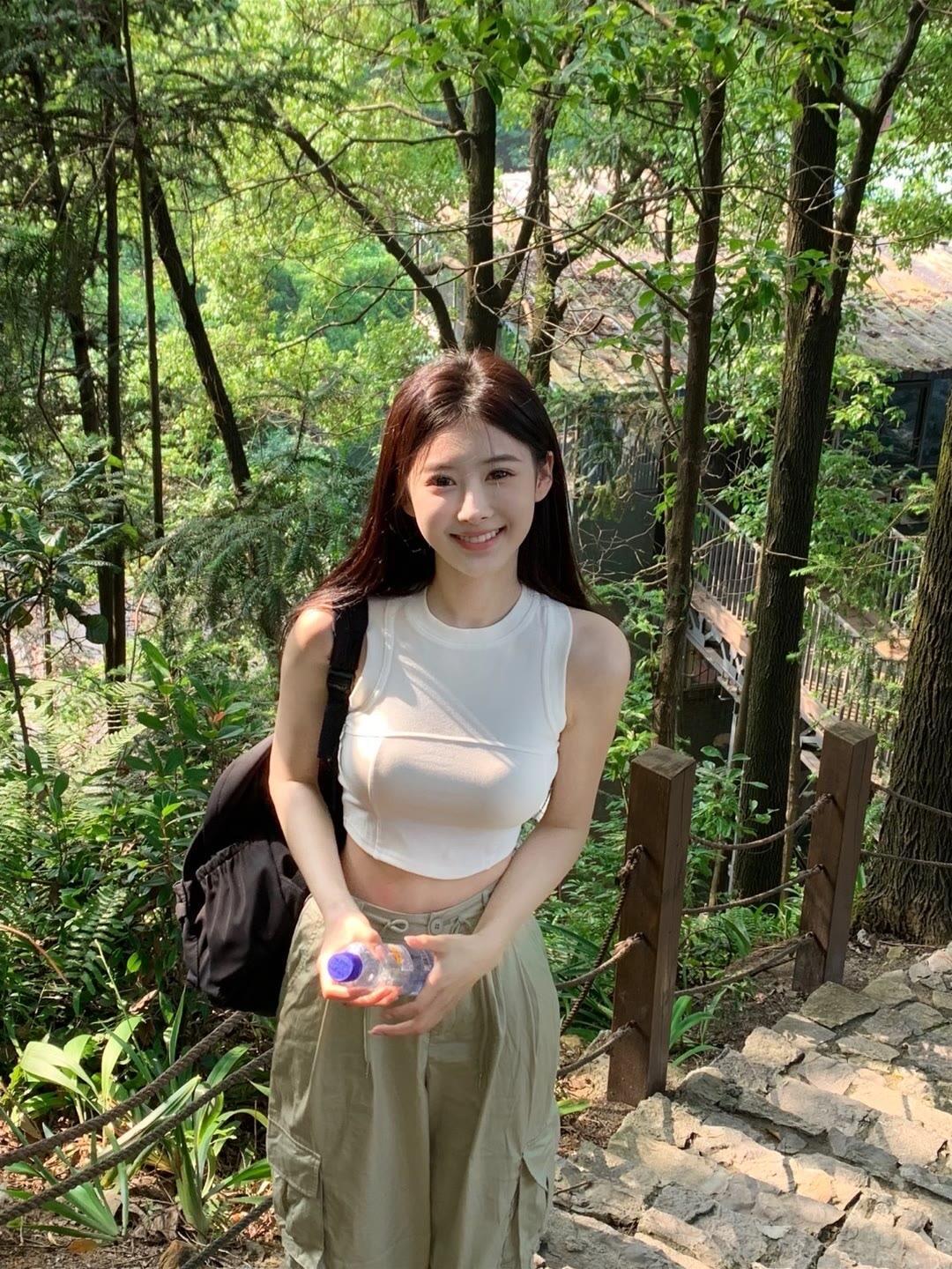 阳光下的森林小仙女