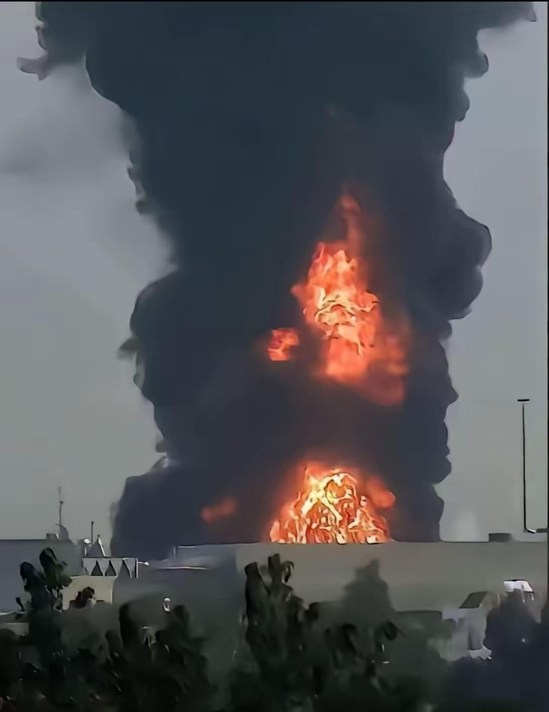 迪拜彻底慌了！40年造的神话，短短几天就被狠狠戳破。一直以来，迪拜都是中东