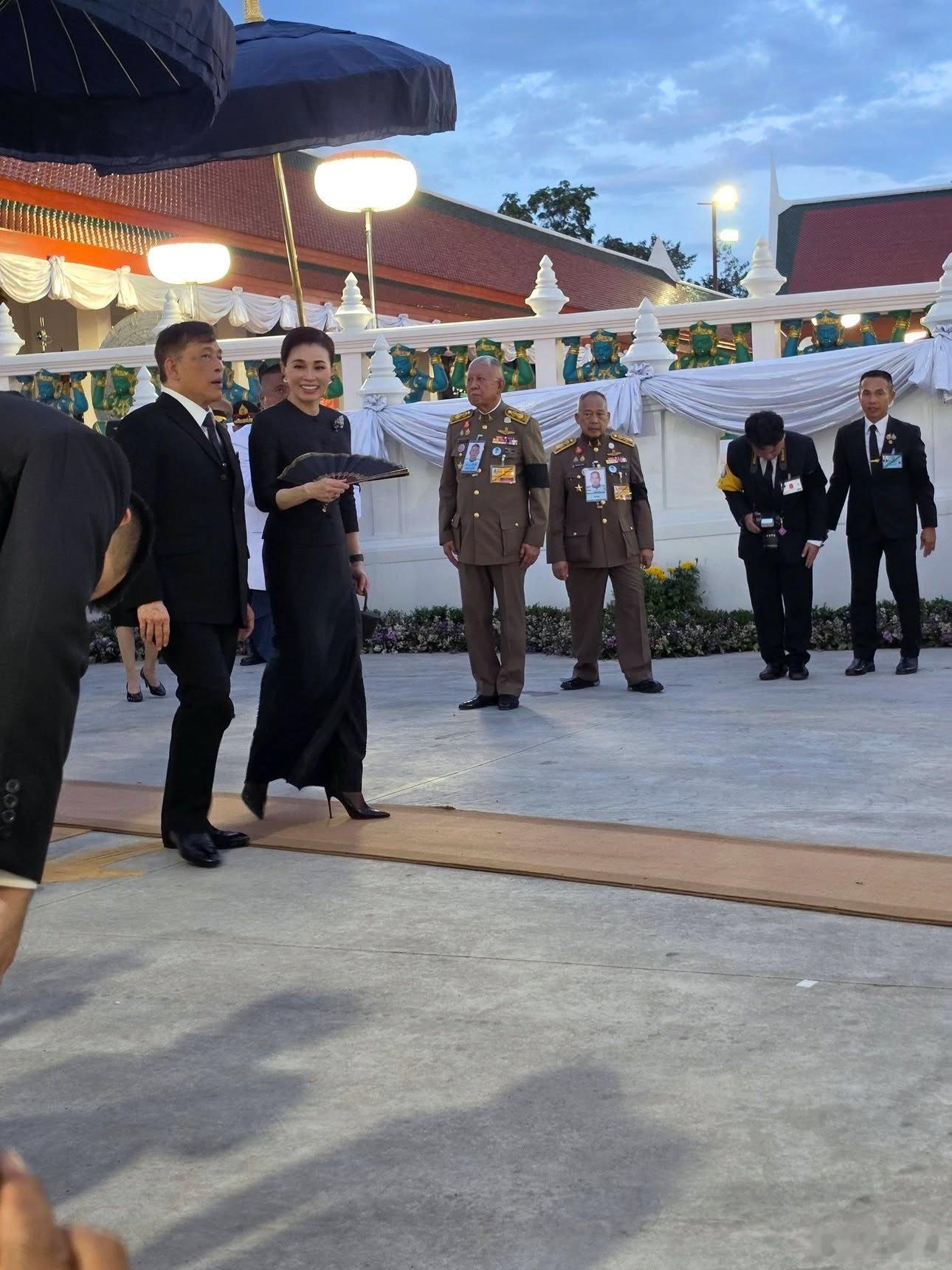 泰国王室🇹🇭5月16日，哇集拉隆功国王和苏提达王后在加拉信府民众功德寺，主