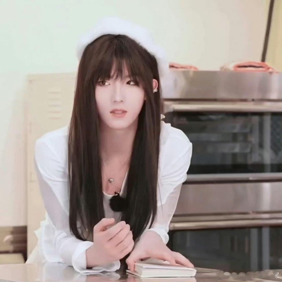 TOP登陆少年组合苏新皓女装这么惊艳的嘛做男做女都精彩吧！