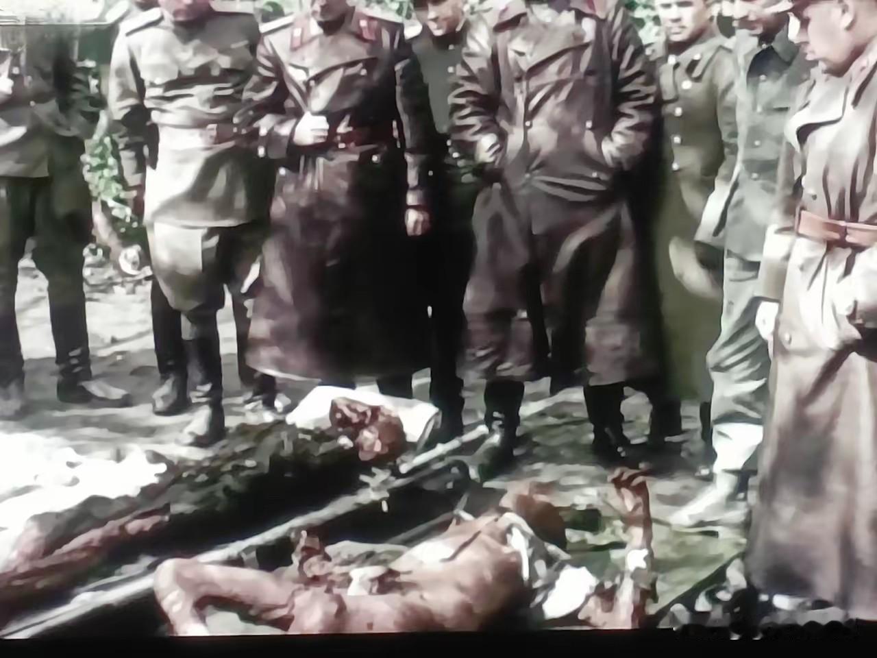 先亲手毒死自己的6个孩子，然后自己服毒后开枪自杀，还嘱托副官将孩子和自己与妻子的