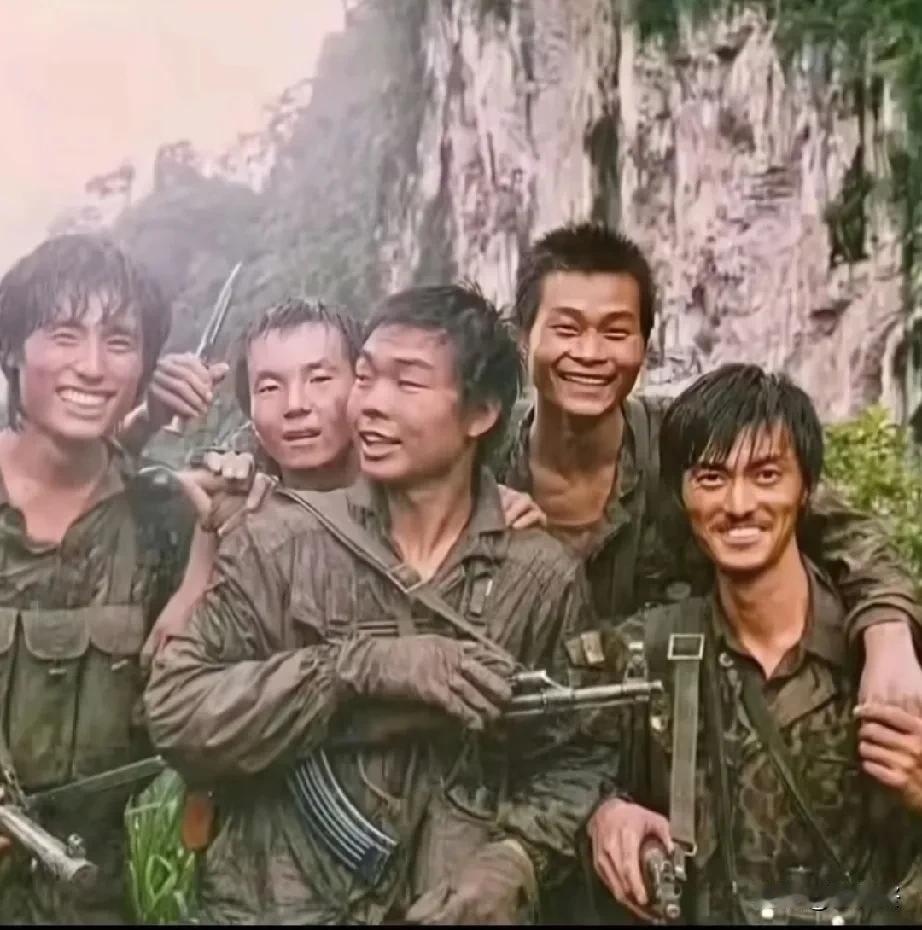 这是第15侦察大队郜玉井和战友们执行完任务后归来的合影。郜玉井来自山东菏泽，是