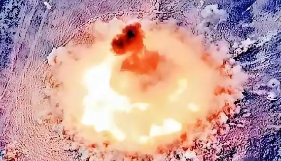 中国2公斤“热压弹”颠覆战场规则，俄专家急问能否共享技术！​​在西北戈壁的测试
