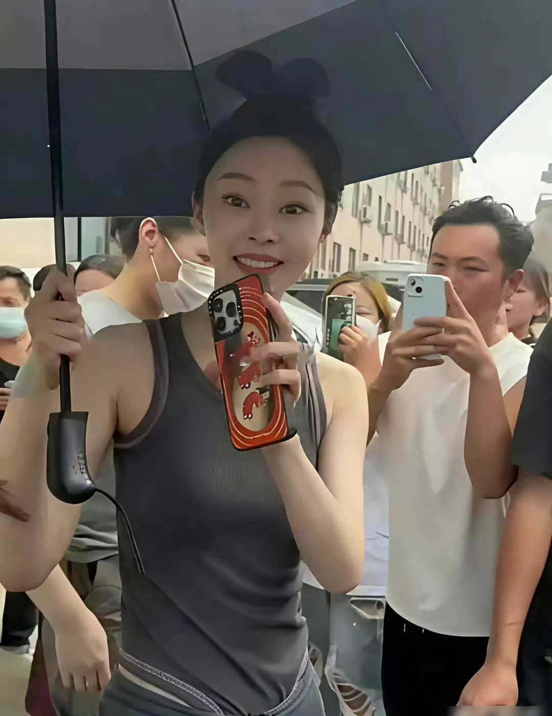 谁知道明星这种衣服怎么上厕所？