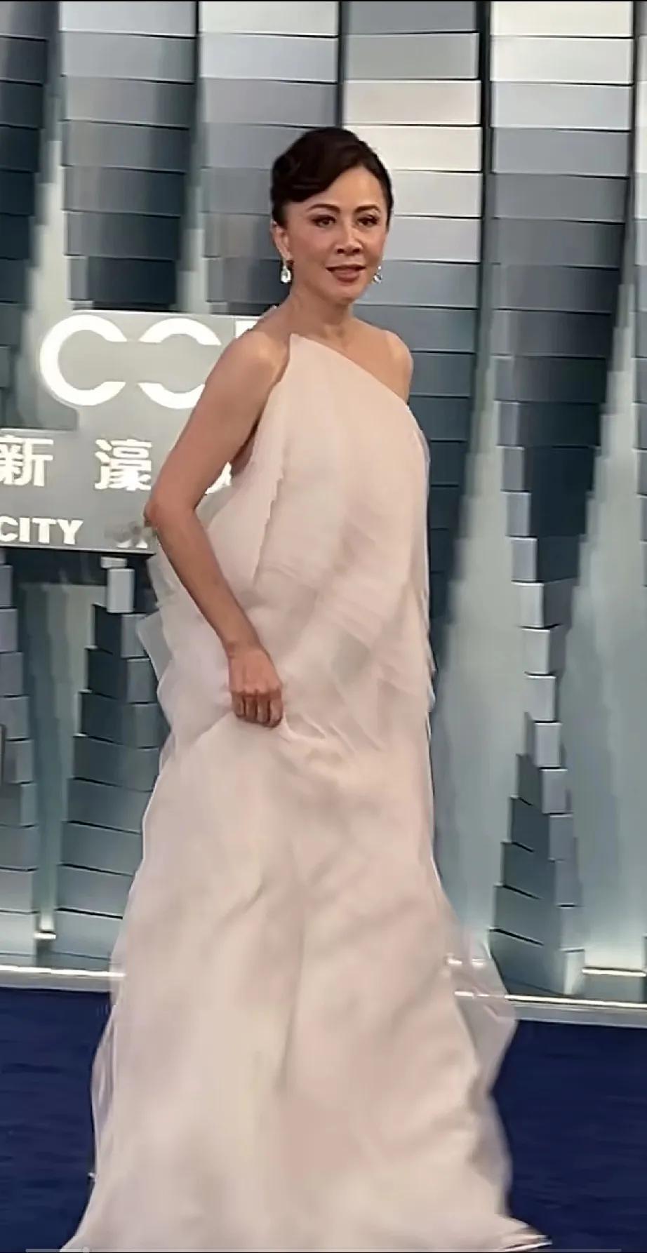 六十岁的香港影星刘嘉玲再次惊艳四方。让多少女人羡慕嫉妒。近日，香港大美女刘嘉