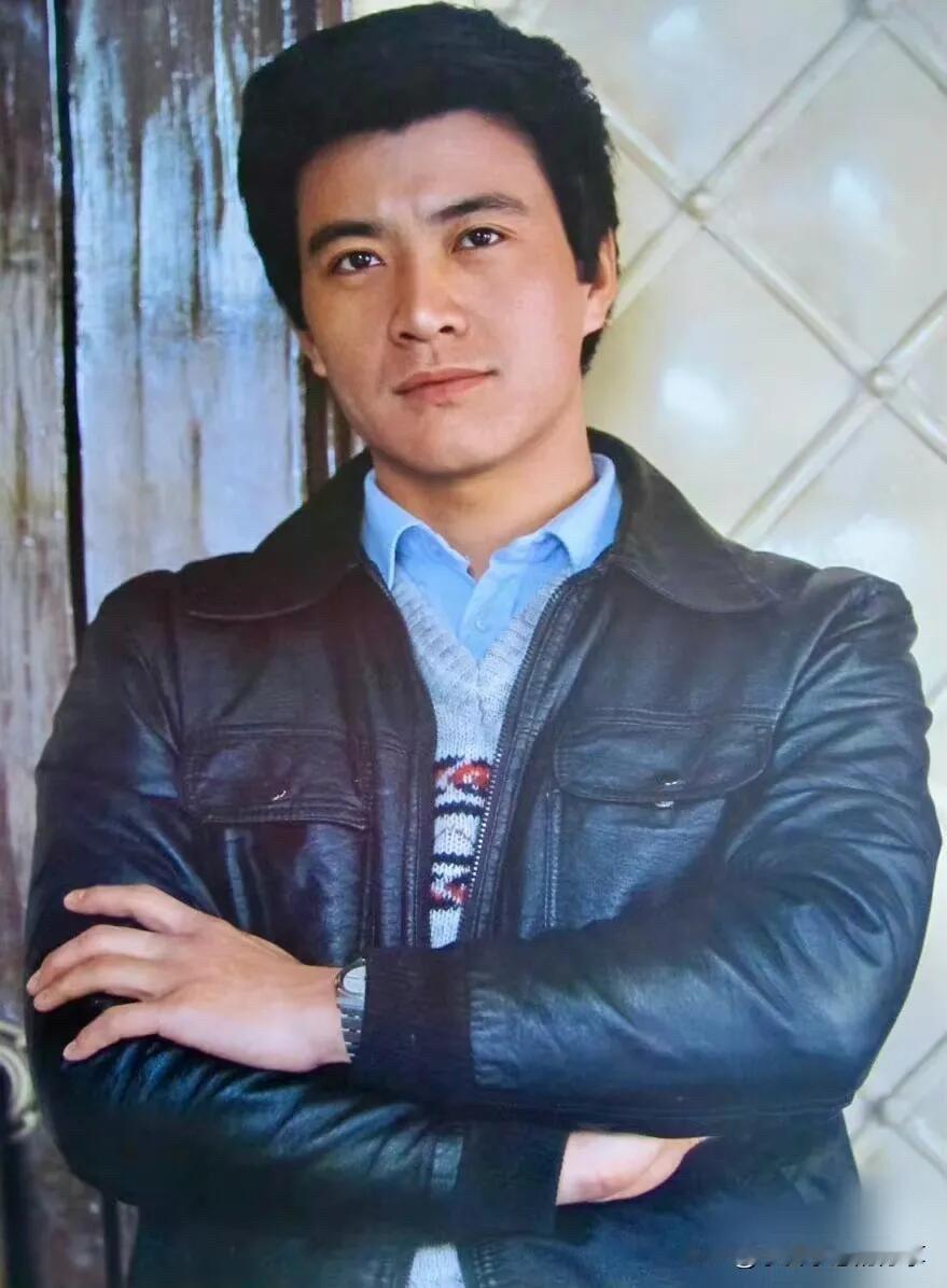 这是80年代最帅的男明星，比许亚军帅，比朱时茂的气质好。他浓眉大眼，拥有着一张标