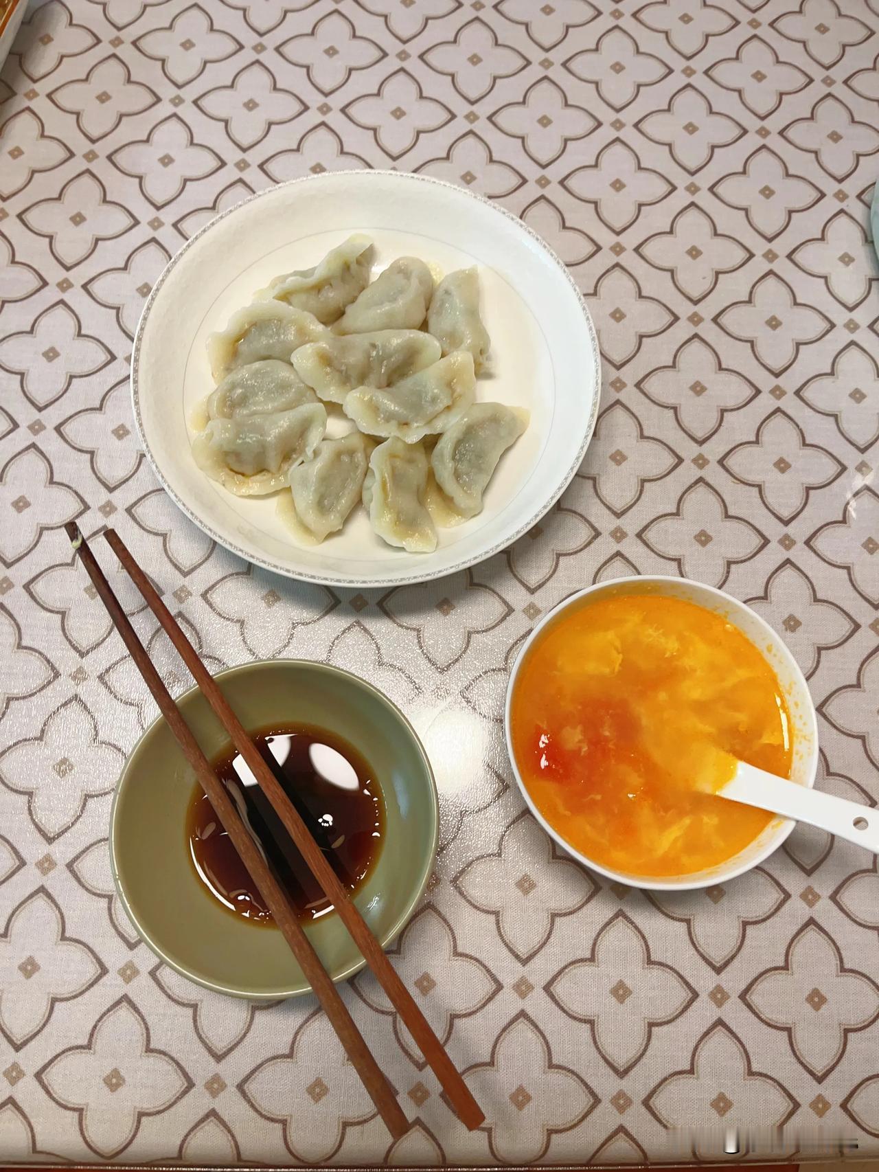 晚上我吃的饺子，年前包的茴香馅儿的从家里拿了俩驴肉火烧，用电饼铛热了，又做了