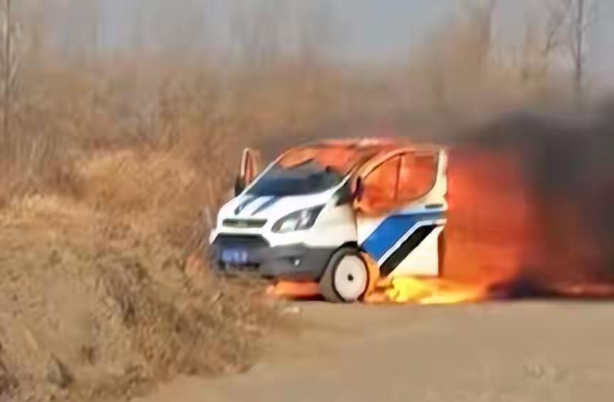 11月19日，辽宁沈阳一男子烧纸时不慎引燃自家露营车，车辆最终烧毁仅剩铁架。记者