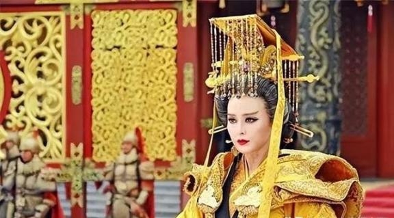 684年，唐朝一宰相写了“青鹅”二字，惨遭武则天砍头抄家。众大臣不解，武则天冷冷