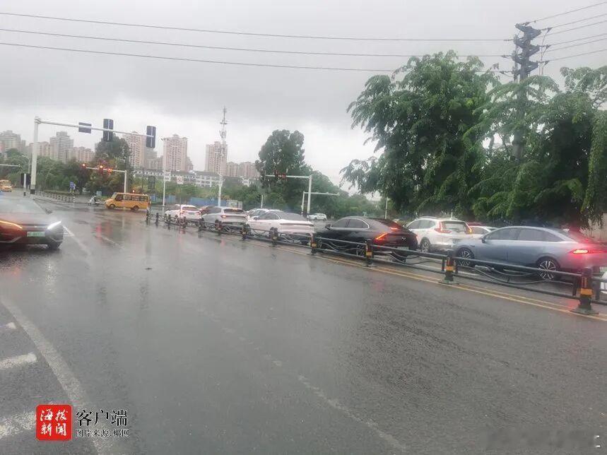 醉驾等红灯时睡着，海南一男子被民警查获近日，儋州市公安局前进派出所接到群众报警，