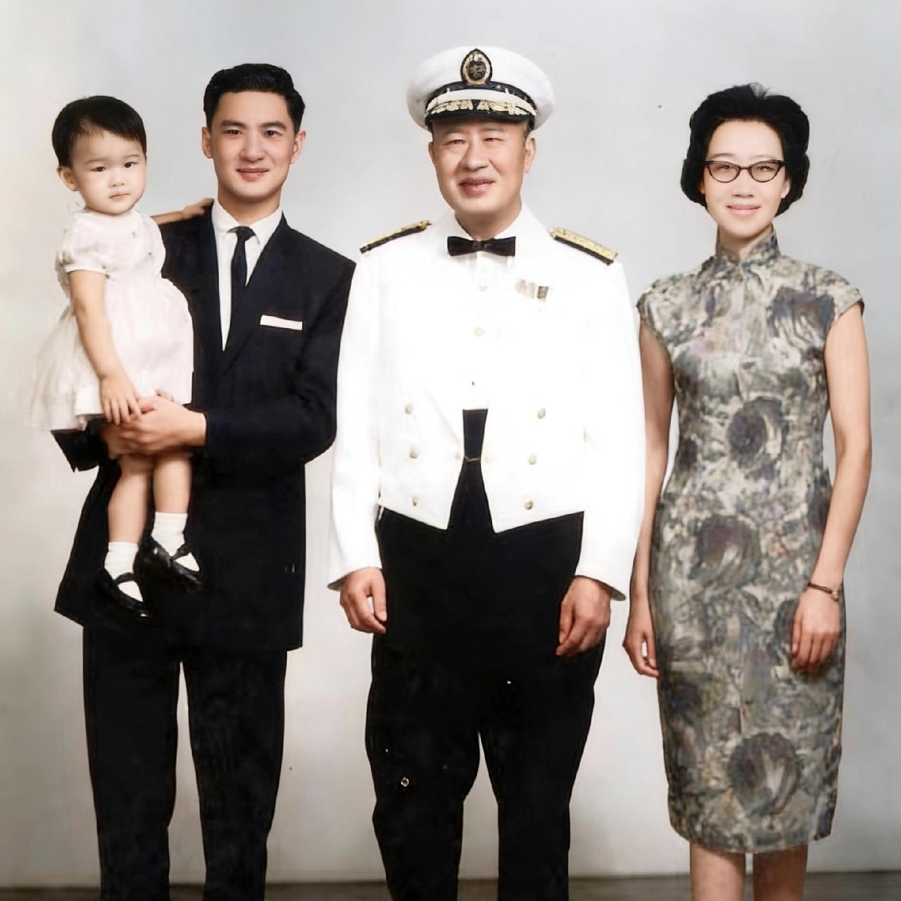 白崇禧和儿媳妇顾省生、儿子白先诚、孙子白法圣，一张罕见的合影，仔细看会发现顾省生