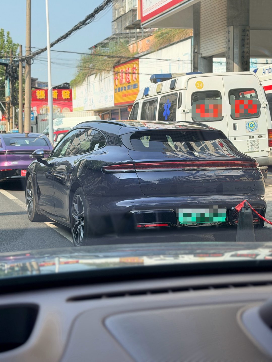 没想到回老家还能偶遇#尚界Z7T#车友～这个颜色见得少点，晚山新绿比较常见。​