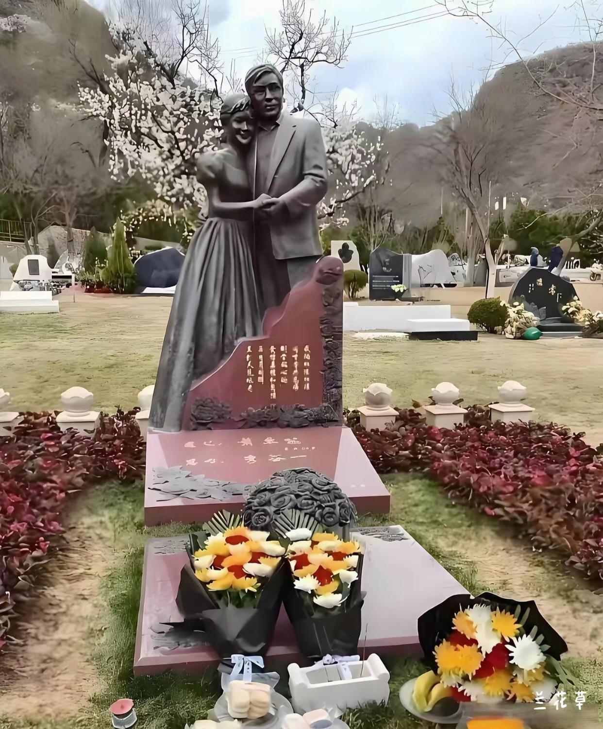 这是女高音歌唱家李谷一和丈夫的合体雕像，立在墓碑后，这也就是他们的坟墓雕像。可