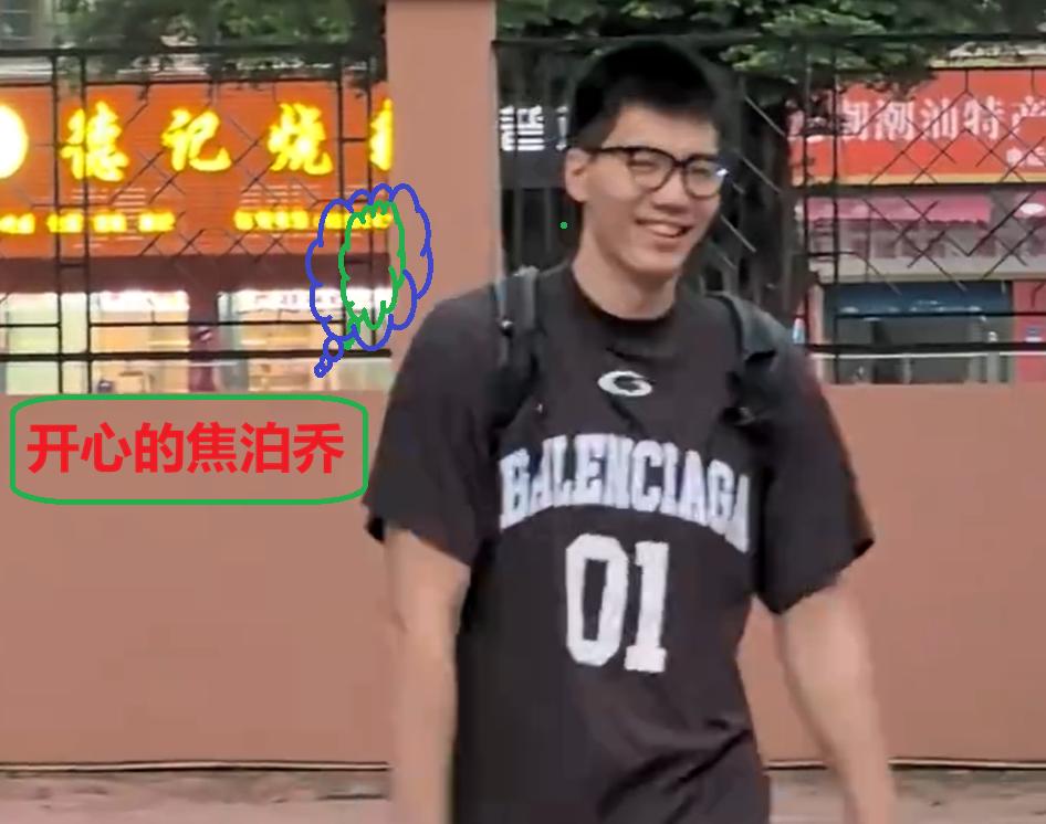 焦泊乔投入训练，笑容满面，给球迷进行签名！目前，CBA常规赛只剩下三轮比赛，对