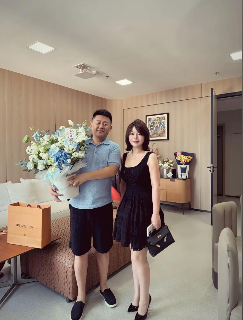 中明建投集团董事长，收到了一份价值10000元的礼物。昨天他的生日，他的好朋友、