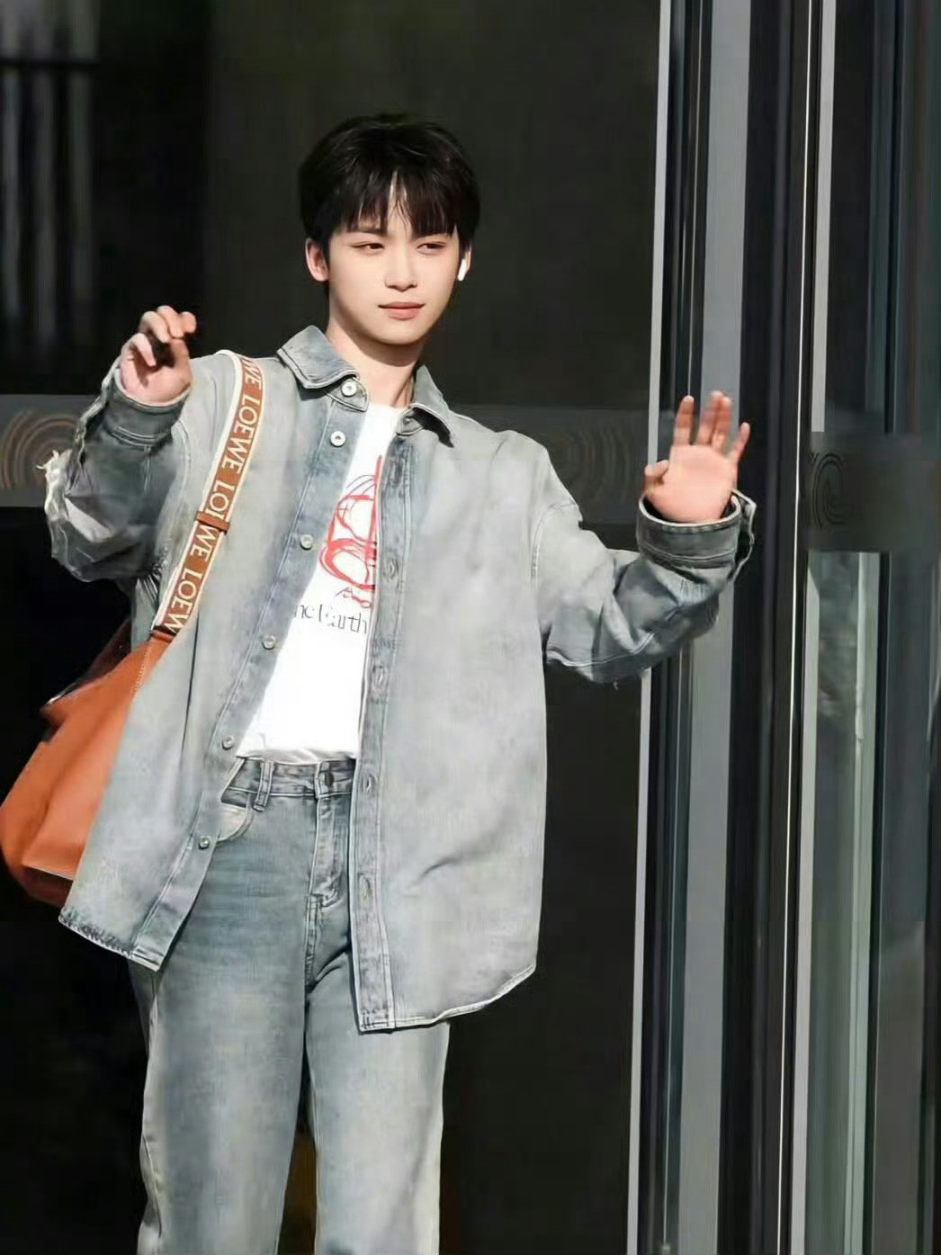 梓渝inLoewe清爽出街的丹宁男孩​​​