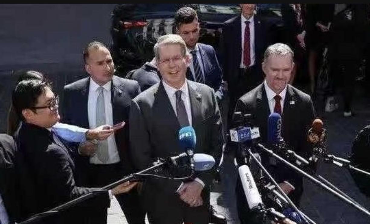 昨天，贝森特走访南卡州一稀土加工中心，他对随行的媒体说:“今天是个特殊的日子，美