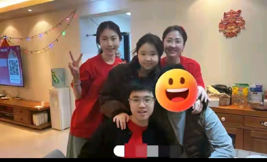 把钱都转移给小儿子亲闺女，对王小利的前妻生的儿子不管不问。害怕王亮分家里的财产，