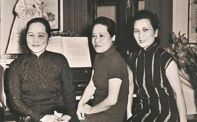 1914年，宋霭玲与孔祥熙完婚。新婚之夜，一伙儿人来闹洞房，有人一把扯下她的腰带