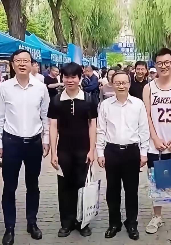 家长送孩子去哈工大上学，在校园里遇见校长和书记，这运气简直爆棚。网友都羡慕得不行