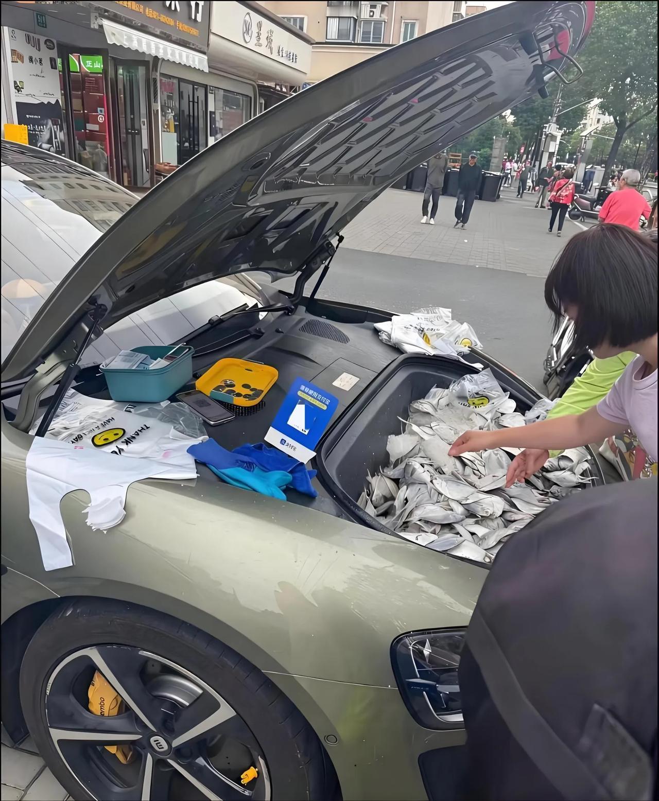 头一次见用这车摆地摊的,远处看以为卖的袜子,准备买几双,走近一看傻眼了!