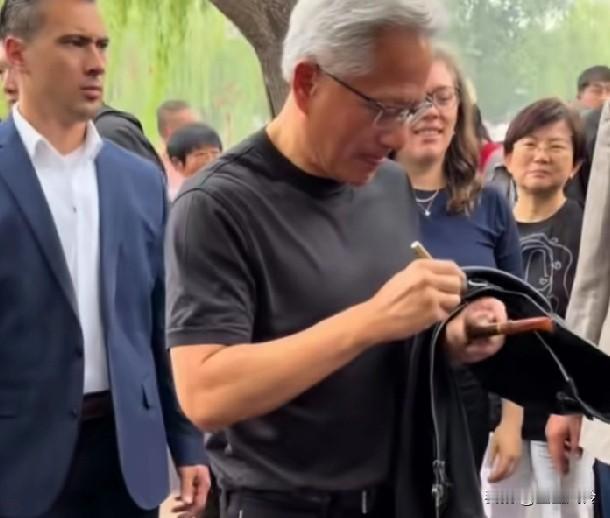 笑死！外卖员看到黄仁勋的反应，不是要合影，而是摁喇叭让他赶紧让路！这才真实嘛