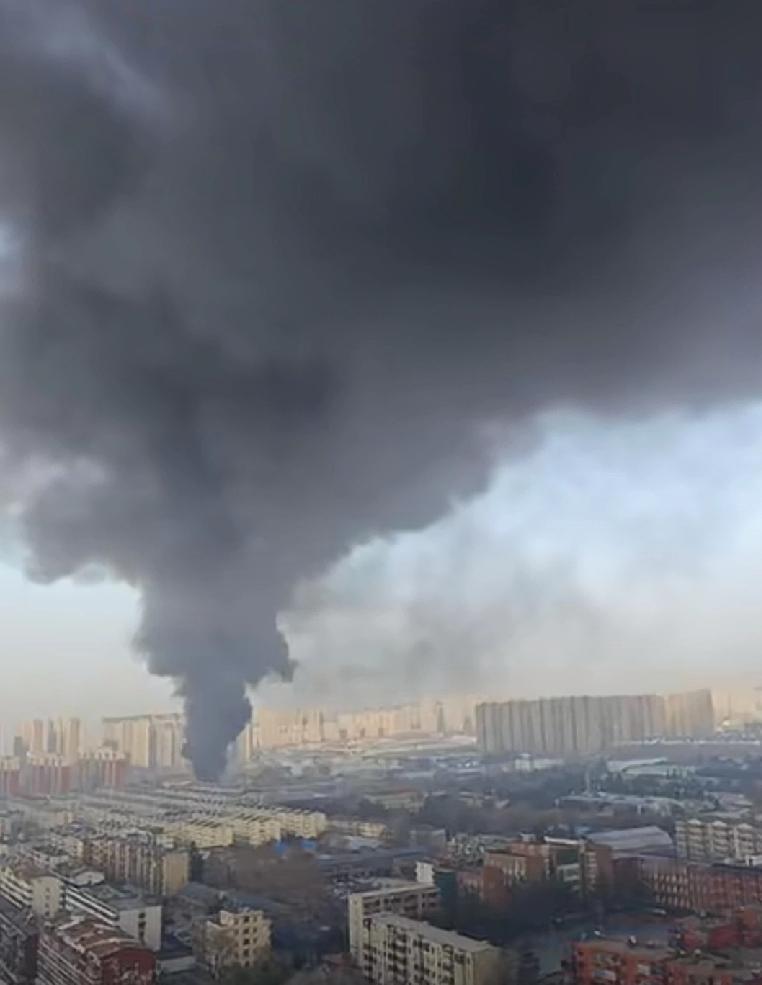 今天发生在河南洛阳二桥路附近的这场火灾非常危险！仓库起火，附近还有油库。12月2