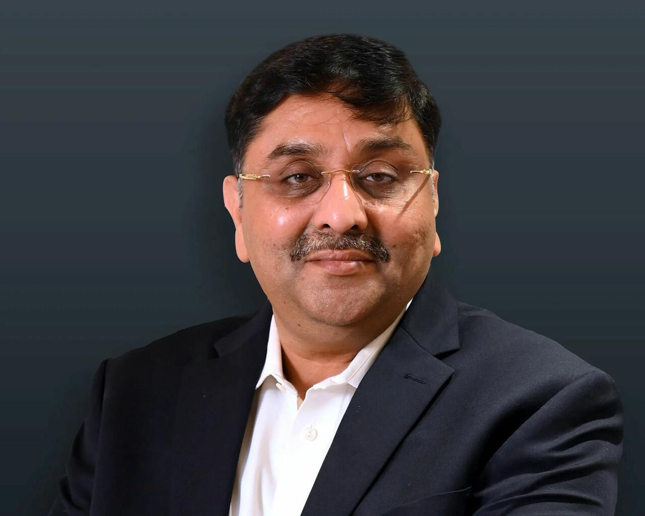 印度裔商人诈骗了贝莱德5亿美元，逃回印度BankimBrahmbhatt早年在