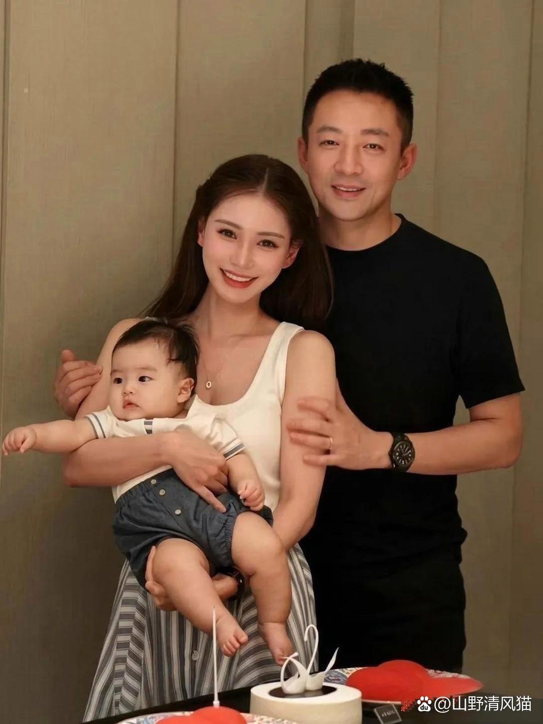 同样是汪小菲，两张全家福照片，愣是拍出了两种人生。​