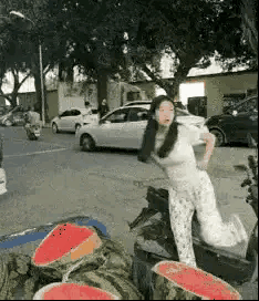 这小姐姐太有才了，只是不花钱买来的瓜还能吃不？