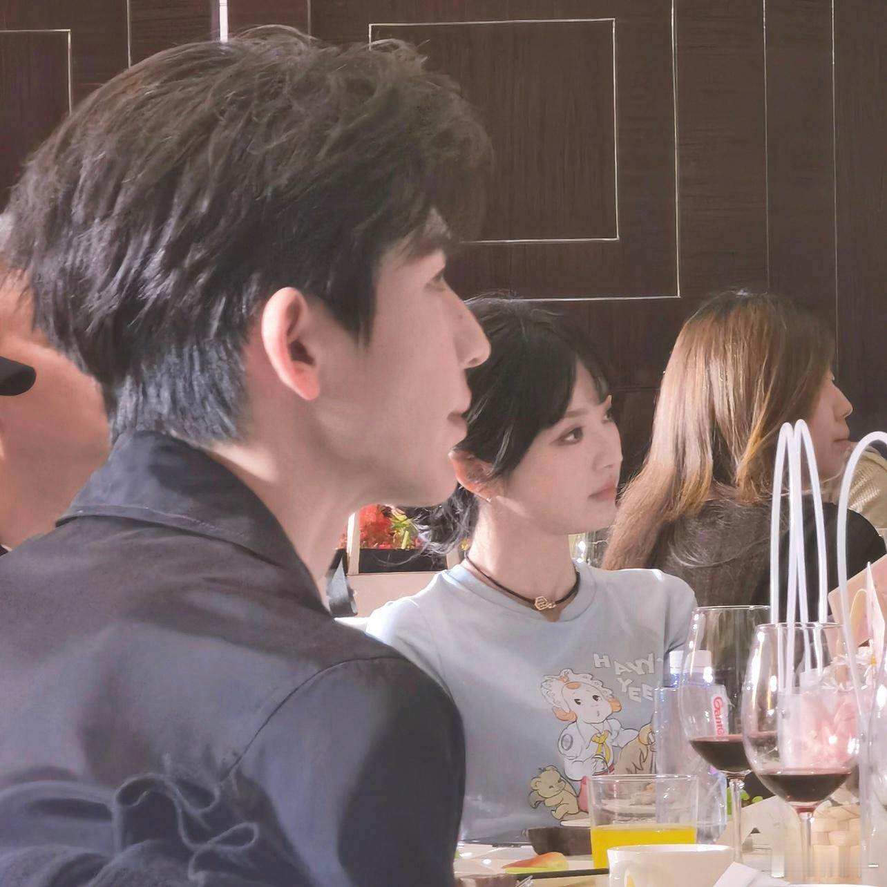 庆功宴上田曦薇这穿搭很日常了，是叫你们别磕了