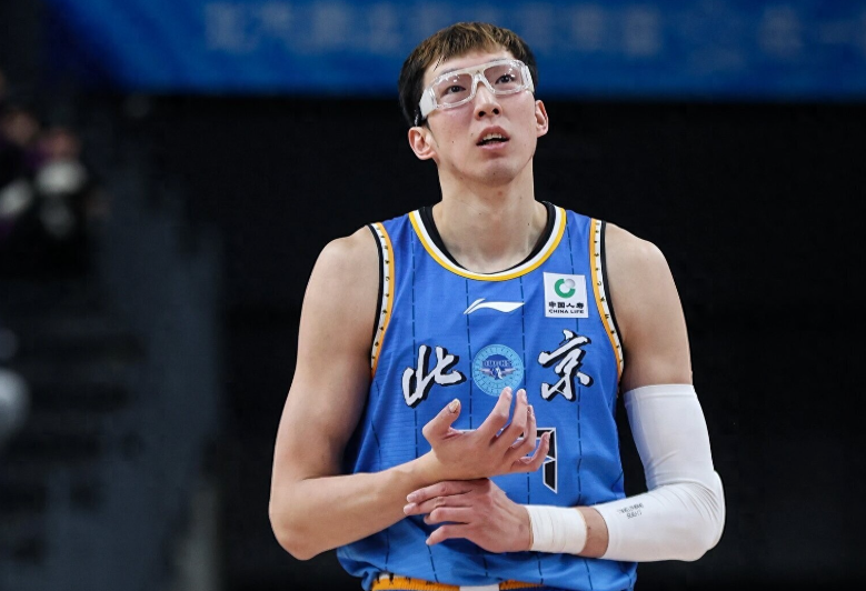 周琦就是被错误培养的典型周琦那个身高215，体重90多，就这种竹竿身材，那些